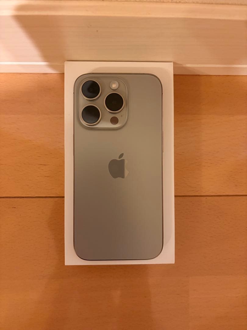 Apple iPhone 15 Pro ナチュラルチタニウム +新品ケース類あり