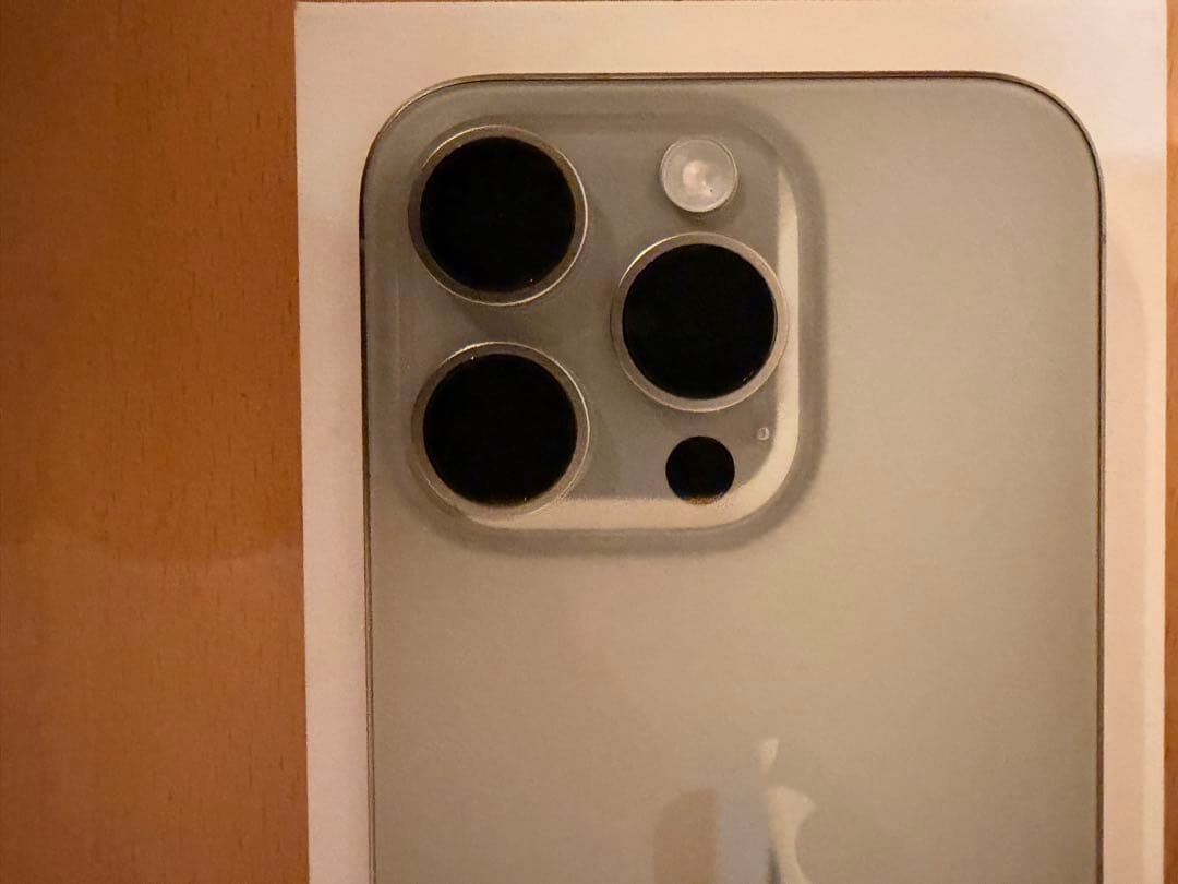 Apple iPhone 15 Pro ナチュラルチタニウム +新品ケース類あり