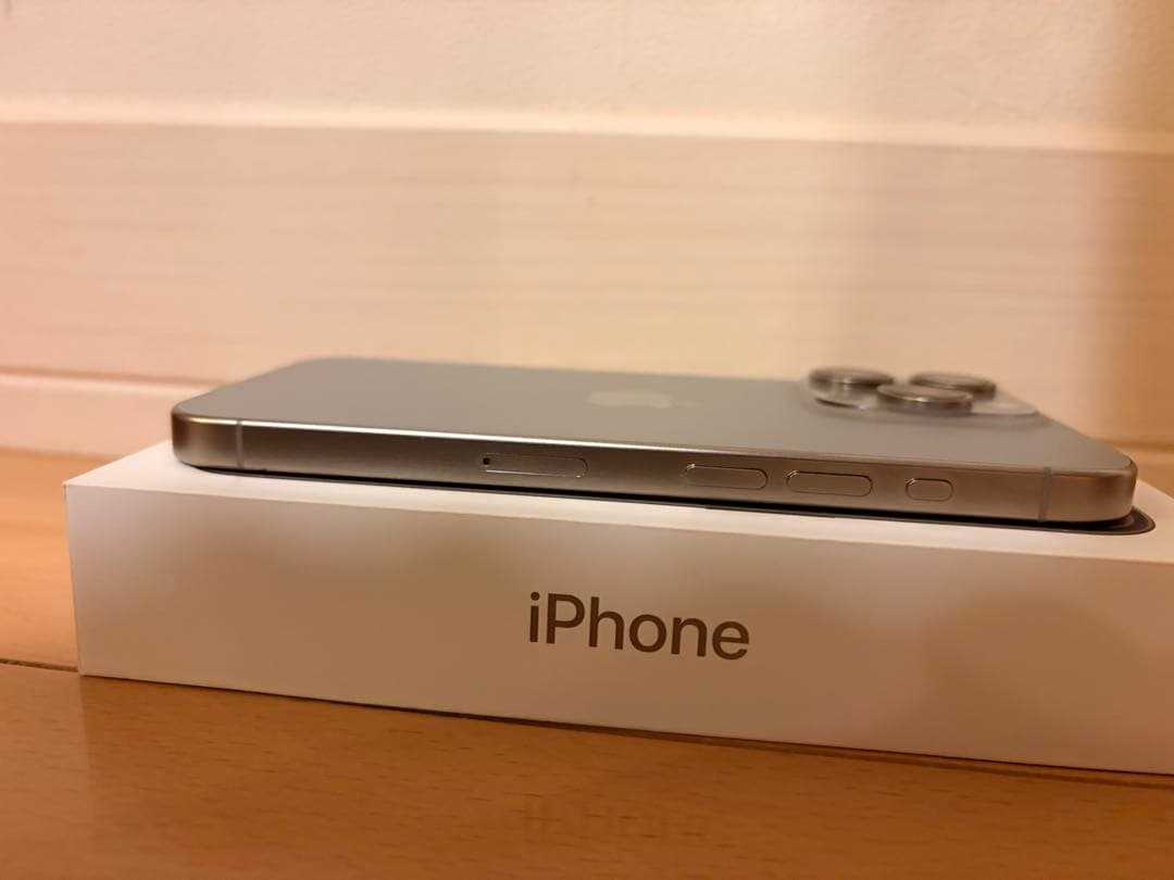 Apple iPhone 15 Pro ナチュラルチタニウム +新品ケース類あり