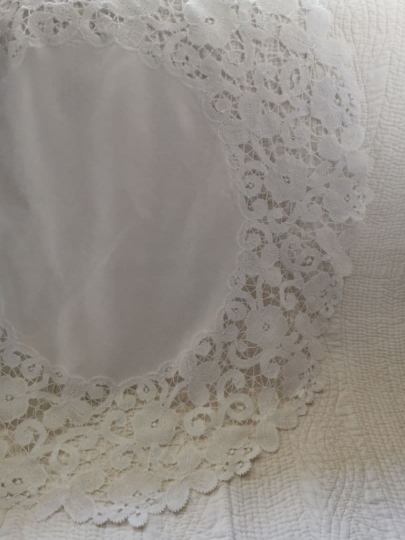 アンティークブルージュ 薔薇と三つ葉の草花紋 柔らかなボビンレースφ60ドイリー