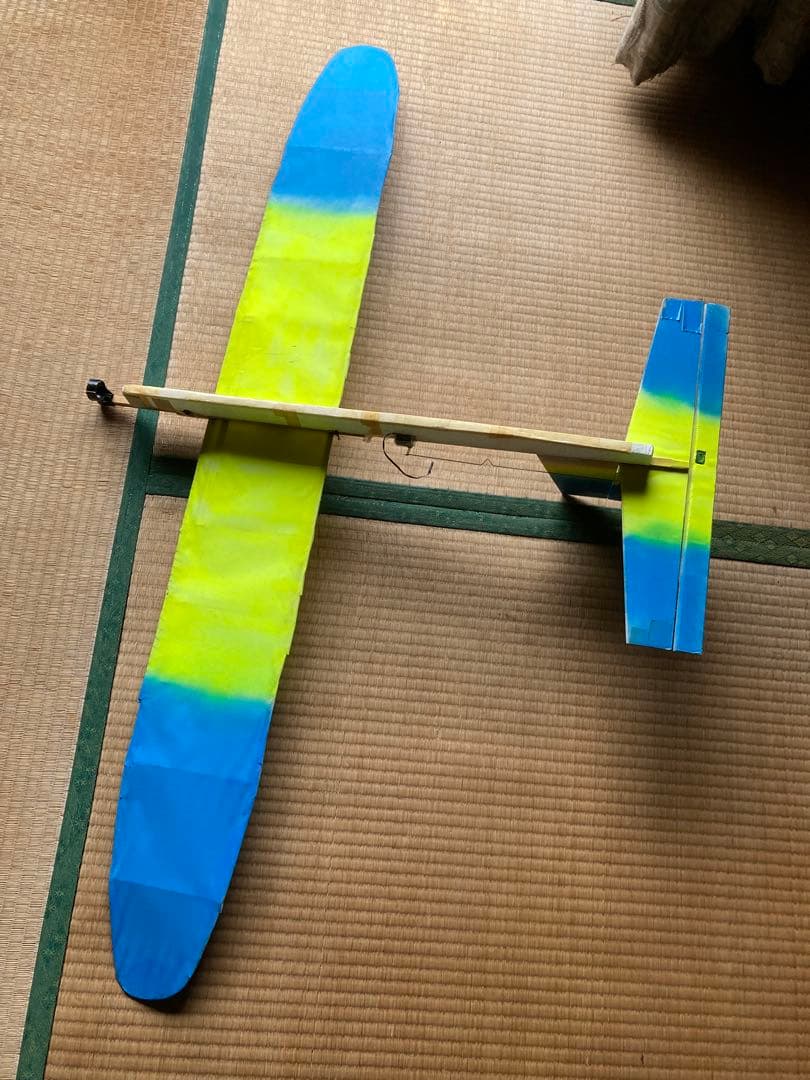 エレベーター等のヒンジ代わりに透明テープを使い作成したグライダー手渡し限定です。