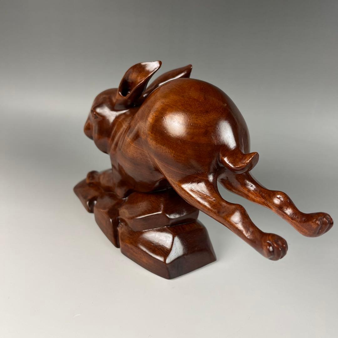 木製跳ねるウサギの彫刻　艶のある美しいうさぎ　躍動感　縁起物　干支 波兎