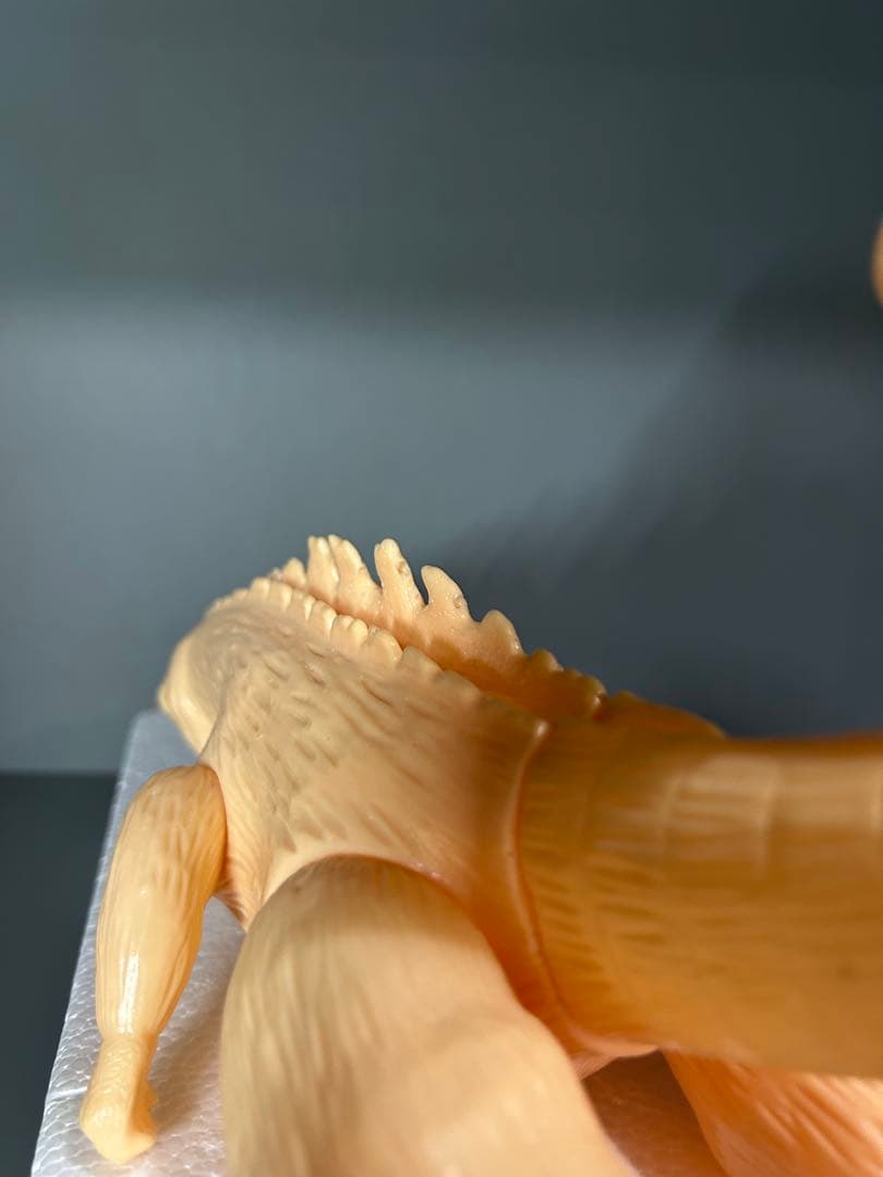 ゴジラ　肌色成形　両足刻印無し　ブルーのゴジラは比較用です出品ではありません。