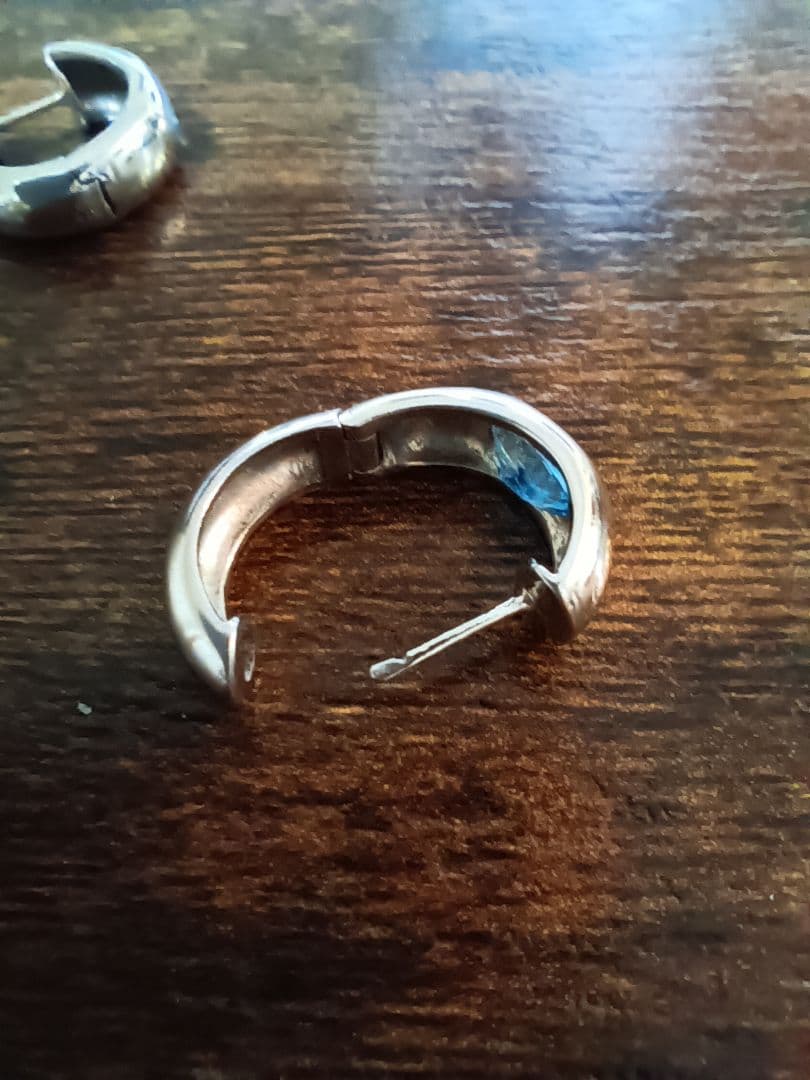 K14WGフープピアス 青いストーン付き