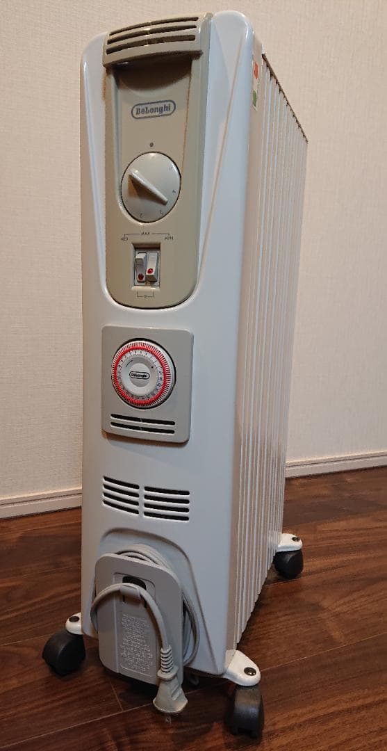 24時間タイマー付で就寝時やお出掛けにも安心♪ デロンギ オイルヒーター 中古