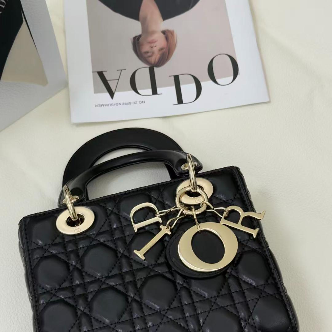 黒いバッグです