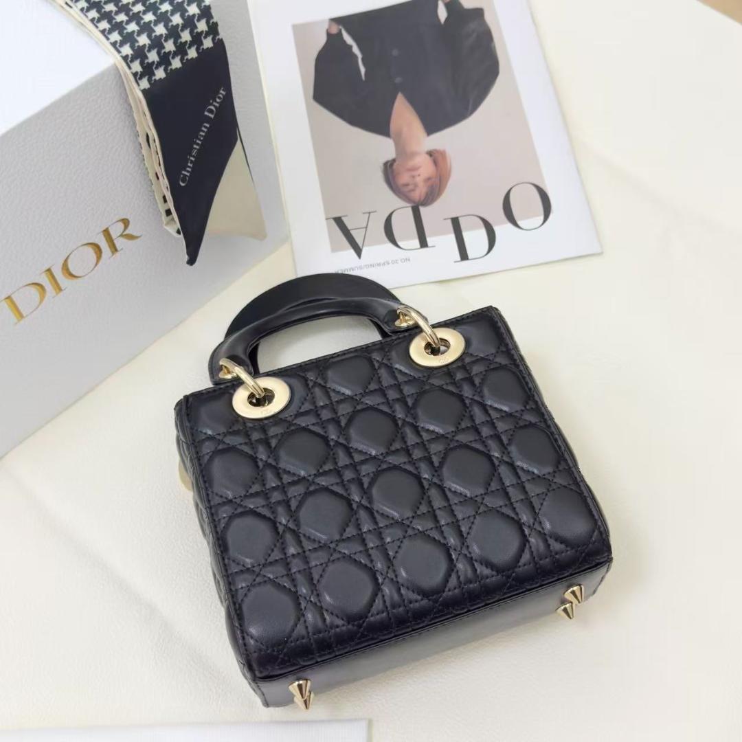 黒いバッグです