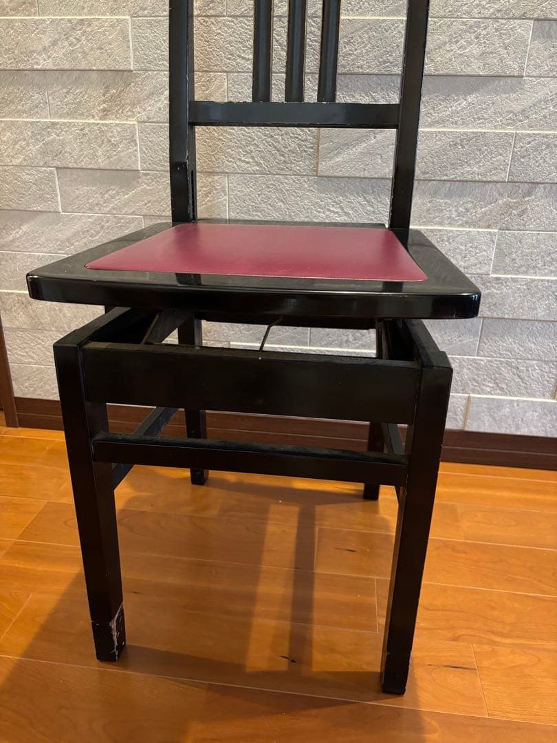 黒い木製椅子 紫座面