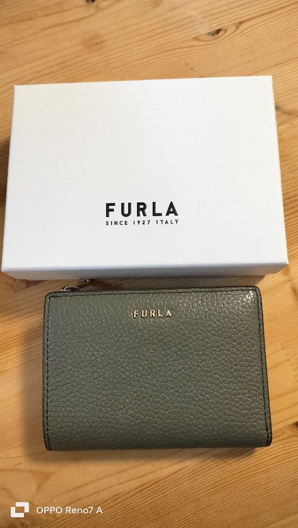 FURLA オリーブグリーン 二つ折り財布