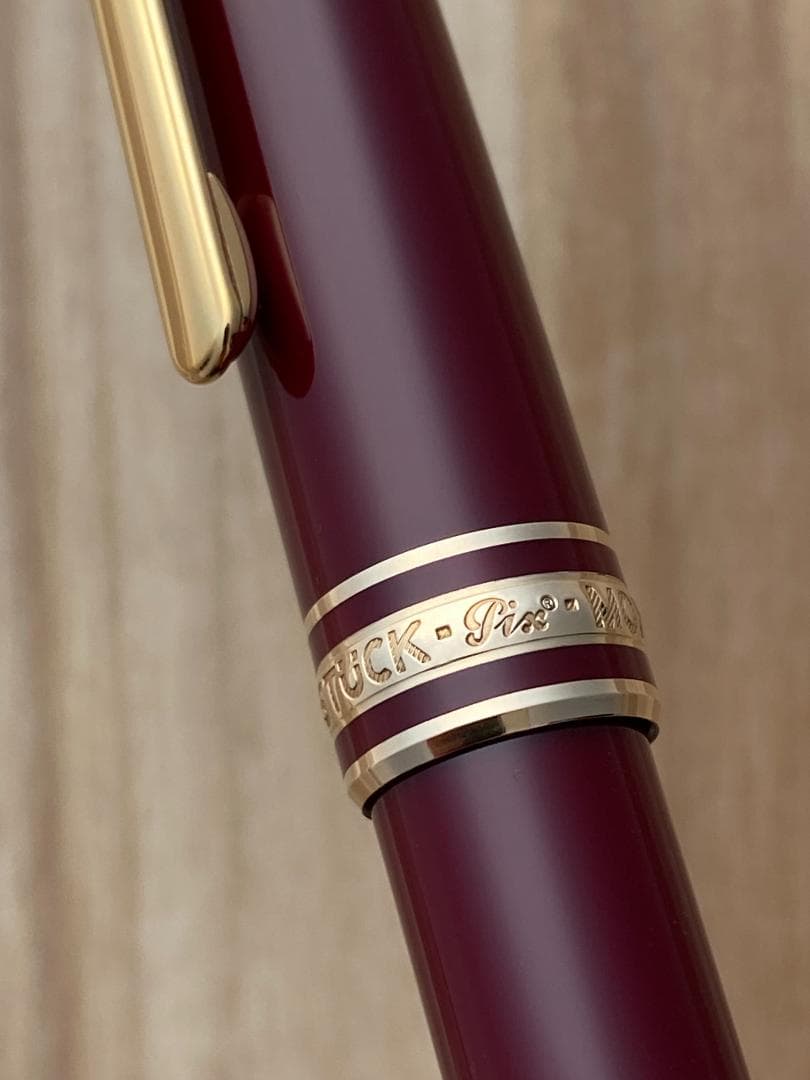 超美品 モンブラン ボルドー色x ゴールド 164 ボールペン ペンケース付