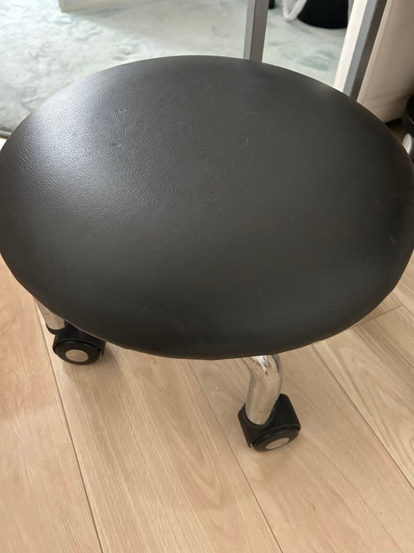 タカラベルモント白いリクライニングチェアと黒いスツールセット