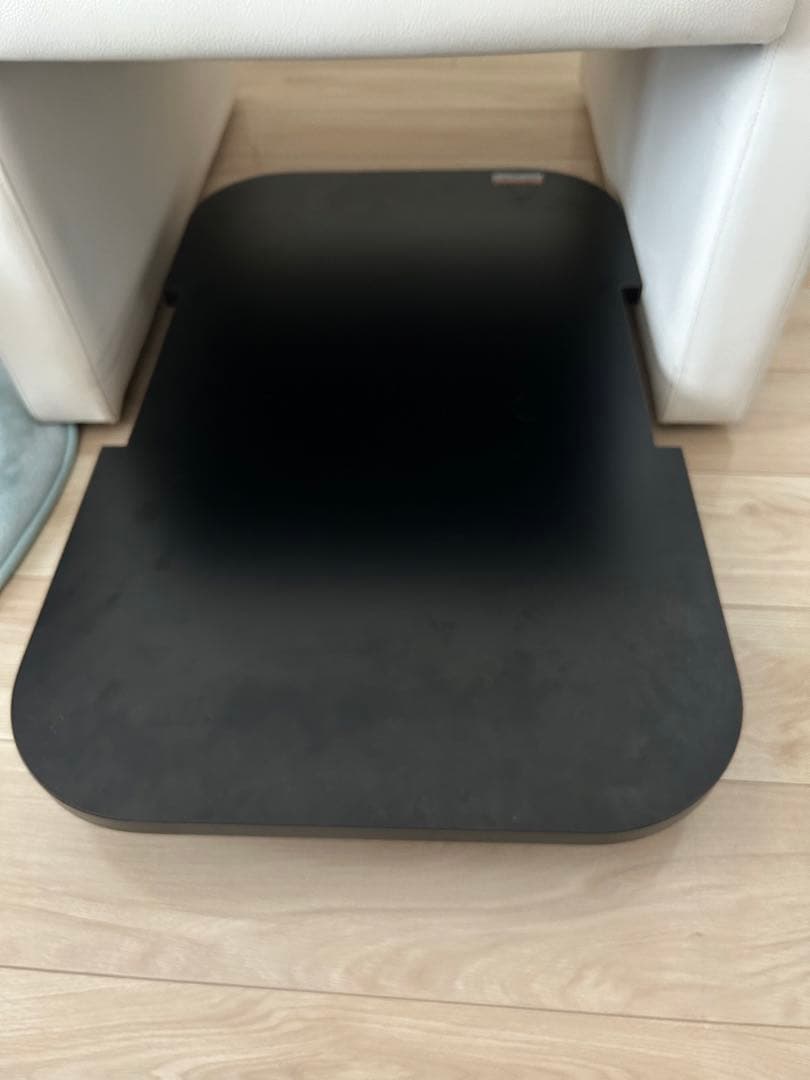 タカラベルモント白いリクライニングチェアと黒いスツールセット