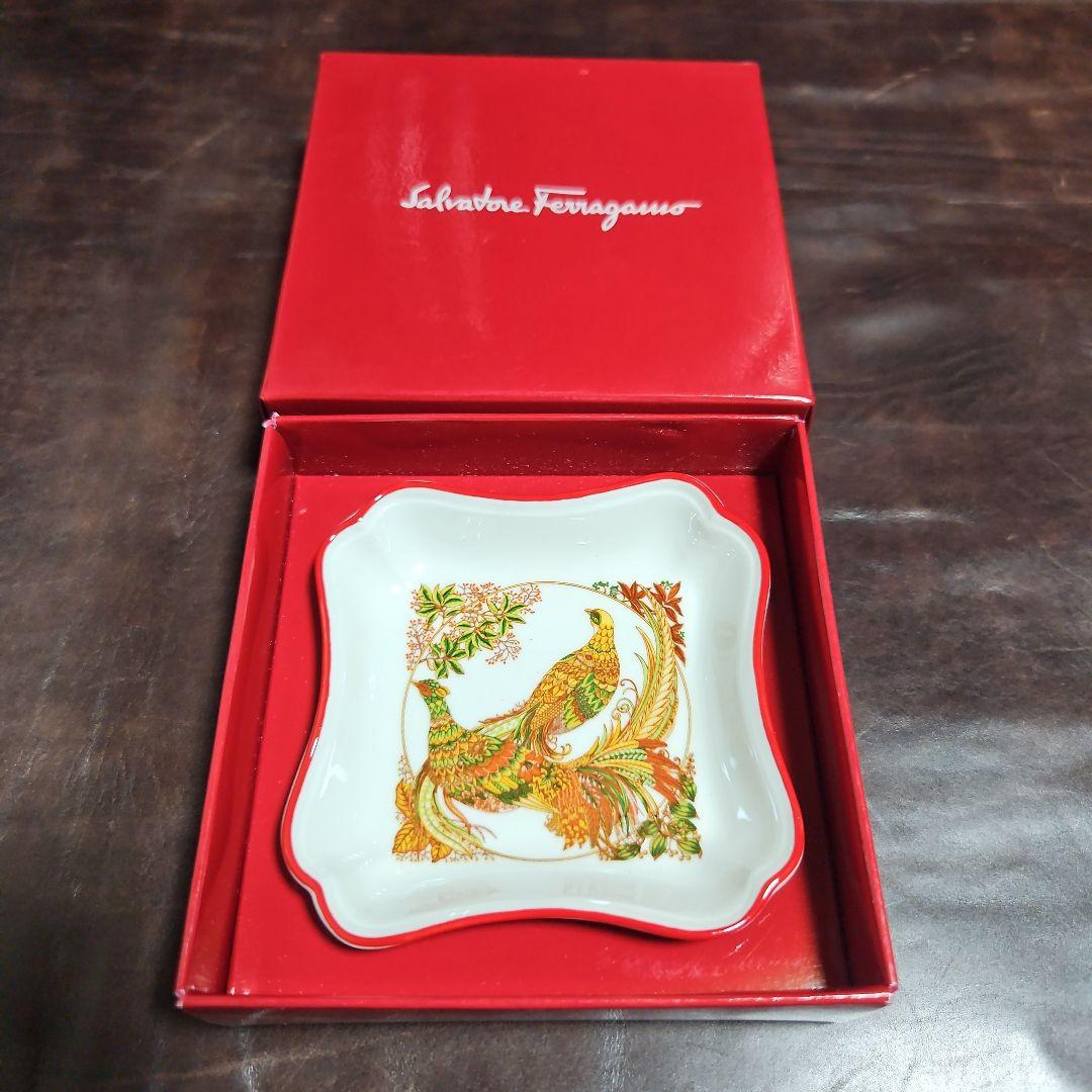 サルバトーレフェラガモ　アシュトレイ