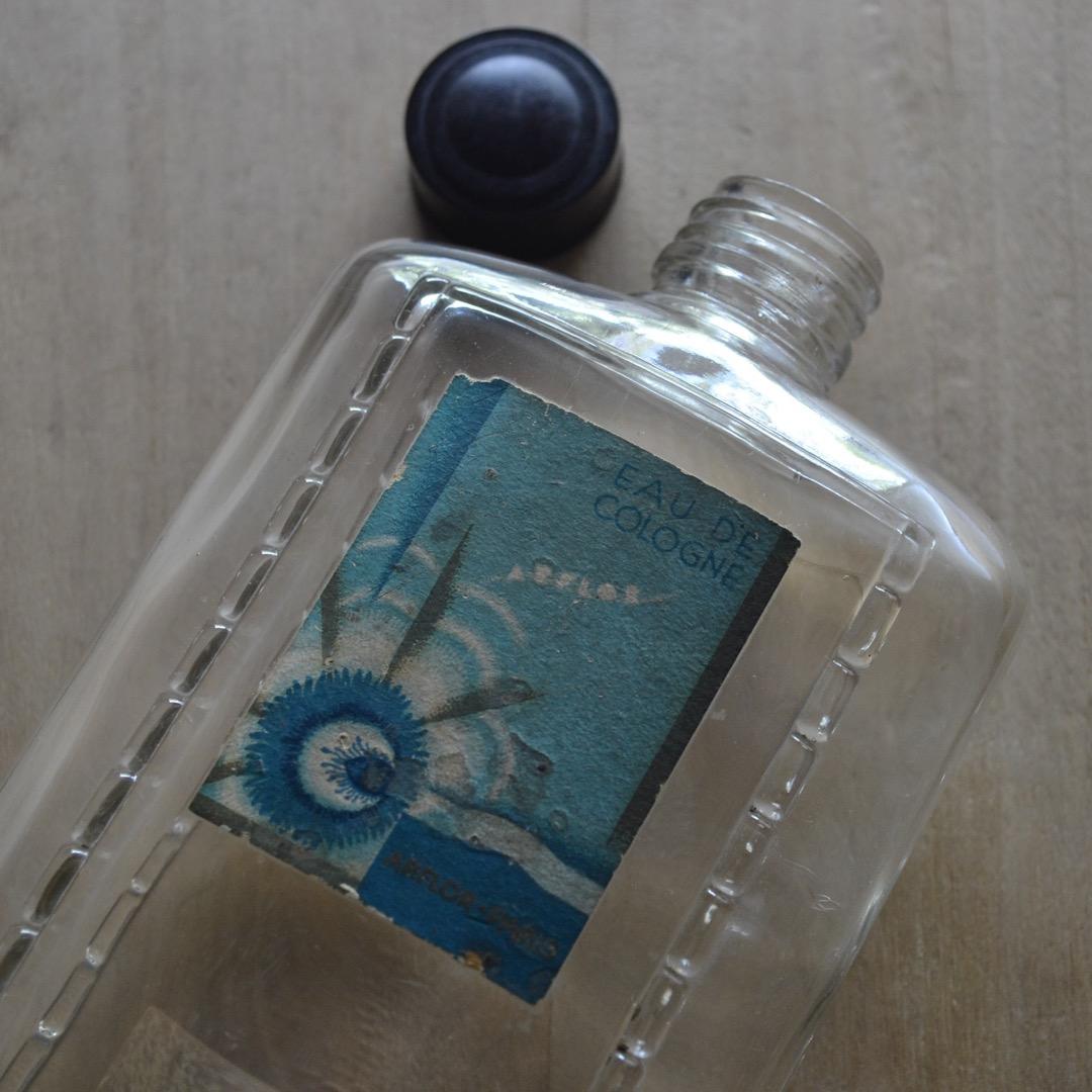 とても古い化粧水の瓶(プラ蓋付き)大小2本セット