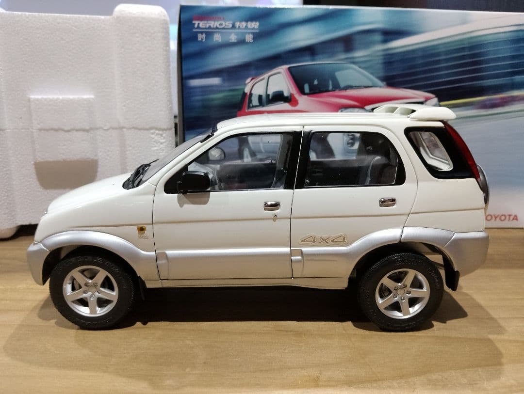 1/18 トヨタ　テリオス　ディーラー品　ミニカー　ホワイト　テリオスキッド