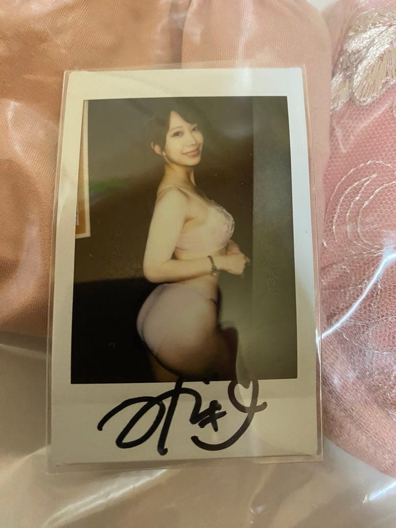 弥生みづき直筆サイン入り現場チェキ＋衣装