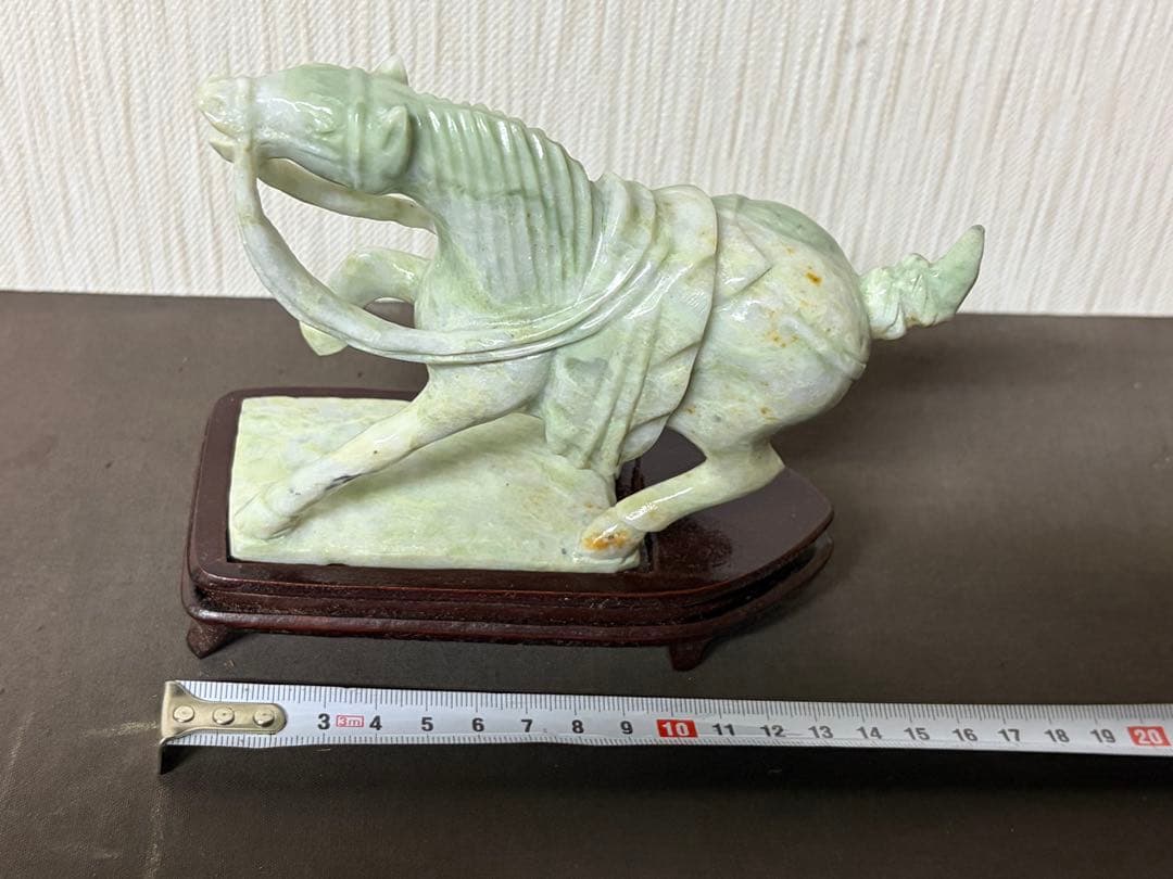 翡翠 馬の彫刻 木製台座付き