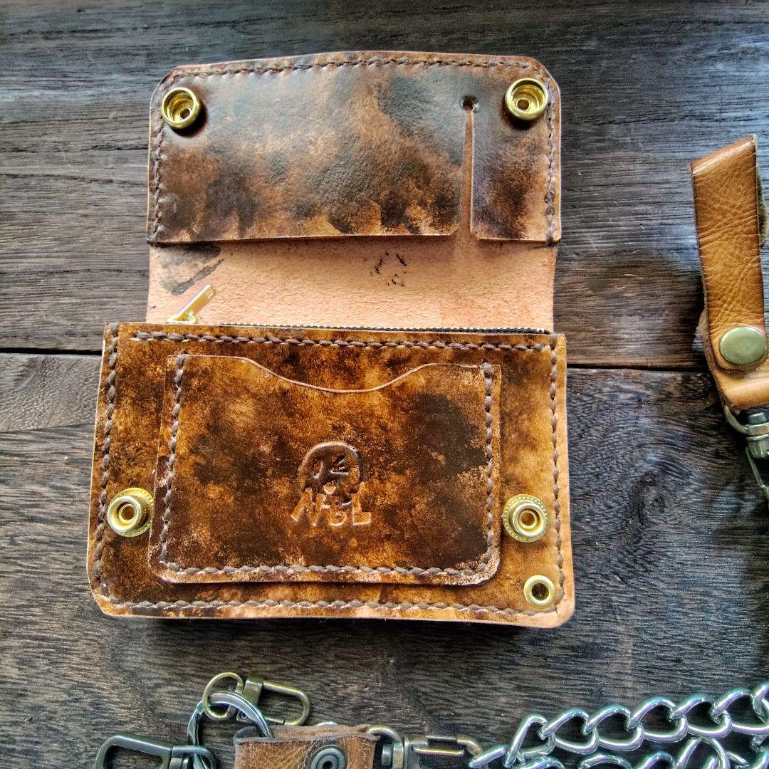 ミドルサイズ トラッカーウォレット 黒×ムラ茶 バラのカービング