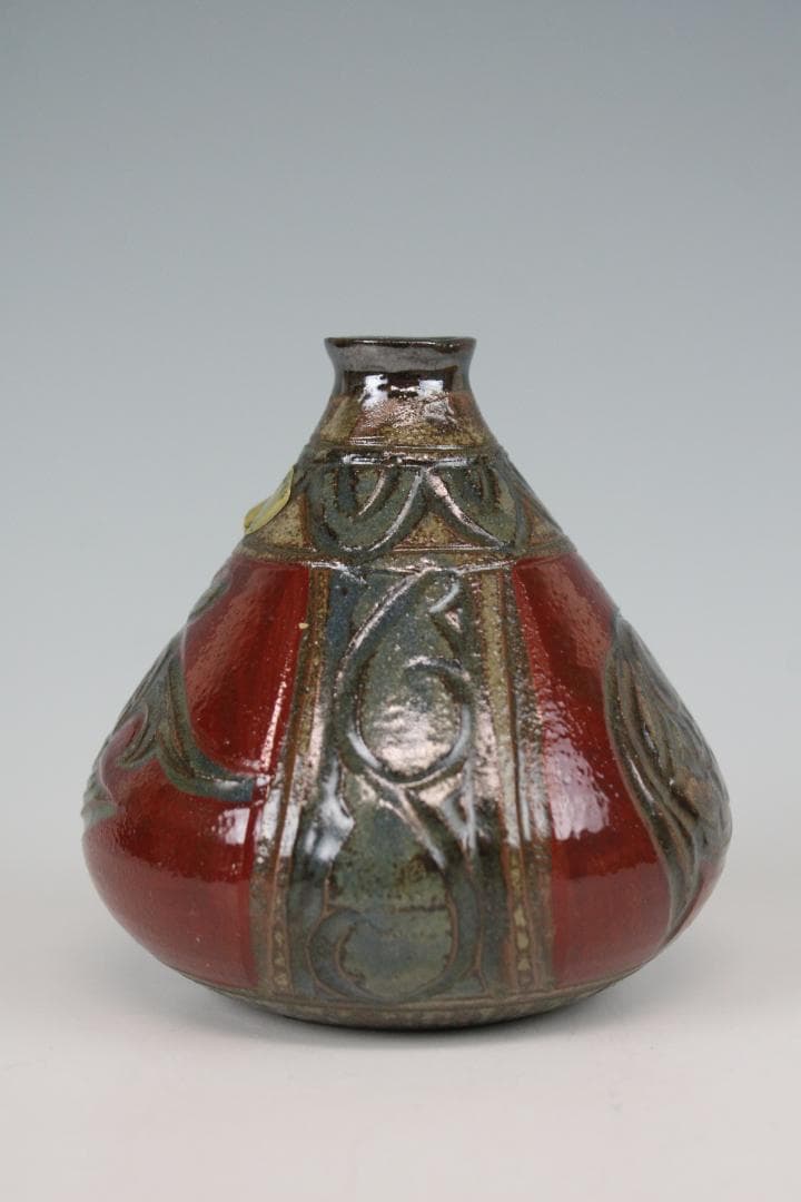 壺屋焼　小橋川清正　赤絵魚文三角花瓶