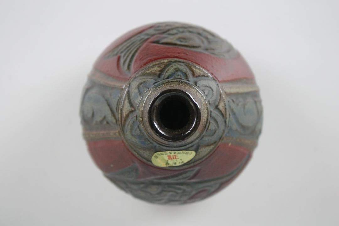 壺屋焼　小橋川清正　赤絵魚文三角花瓶