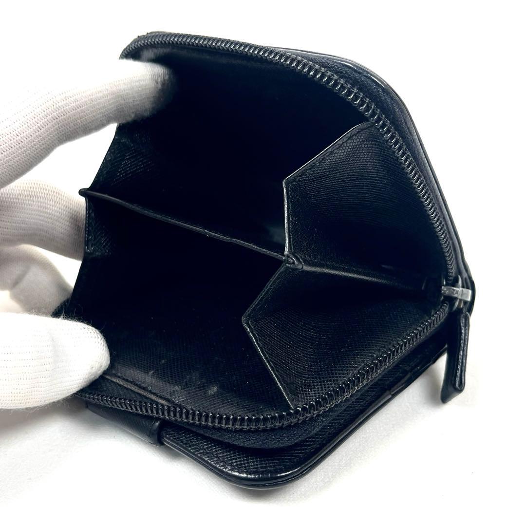 プラダ　折り財布　三角ロゴプレート　サフィアーノ　ラウンドファスナー　ブラック