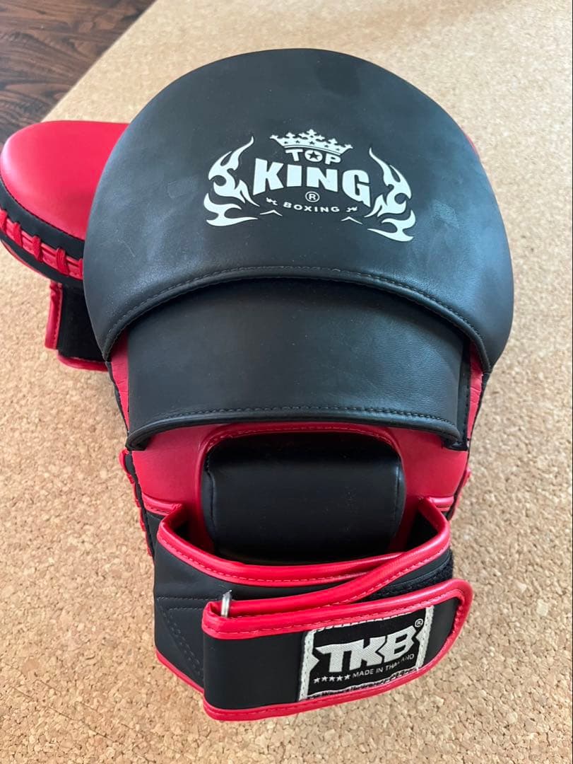 TKB KING パンチングミット 黒/赤