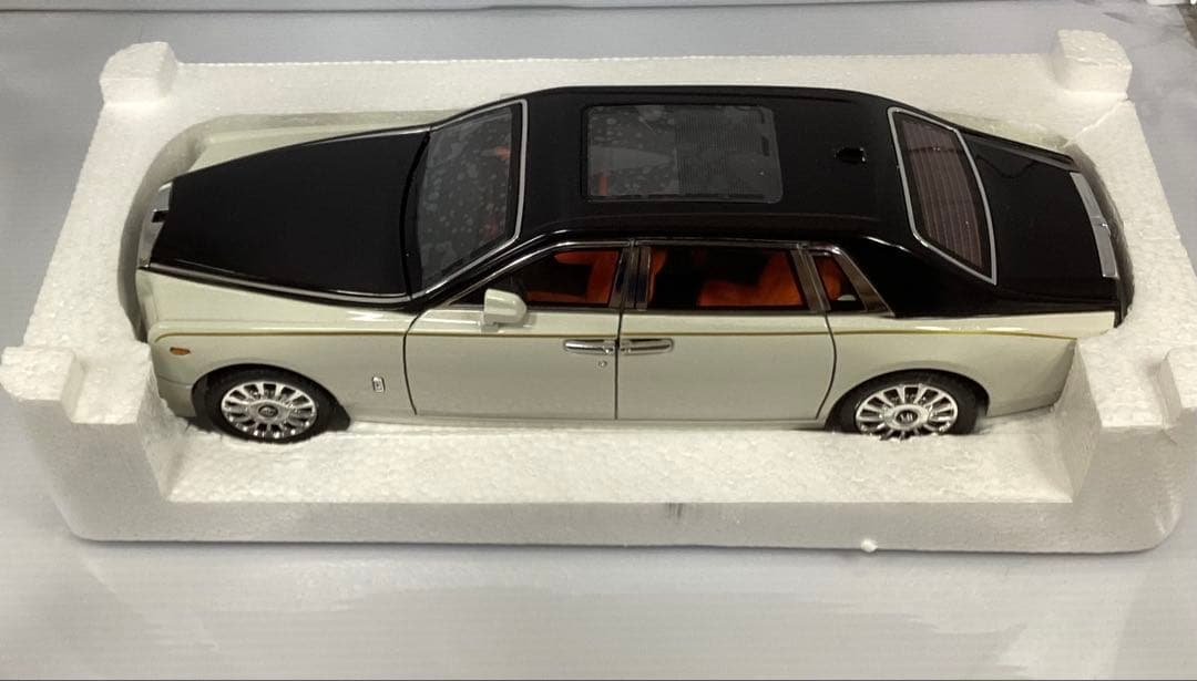 ロールスロイス ファントム ホワイト/ブラック 1/18 電池付
