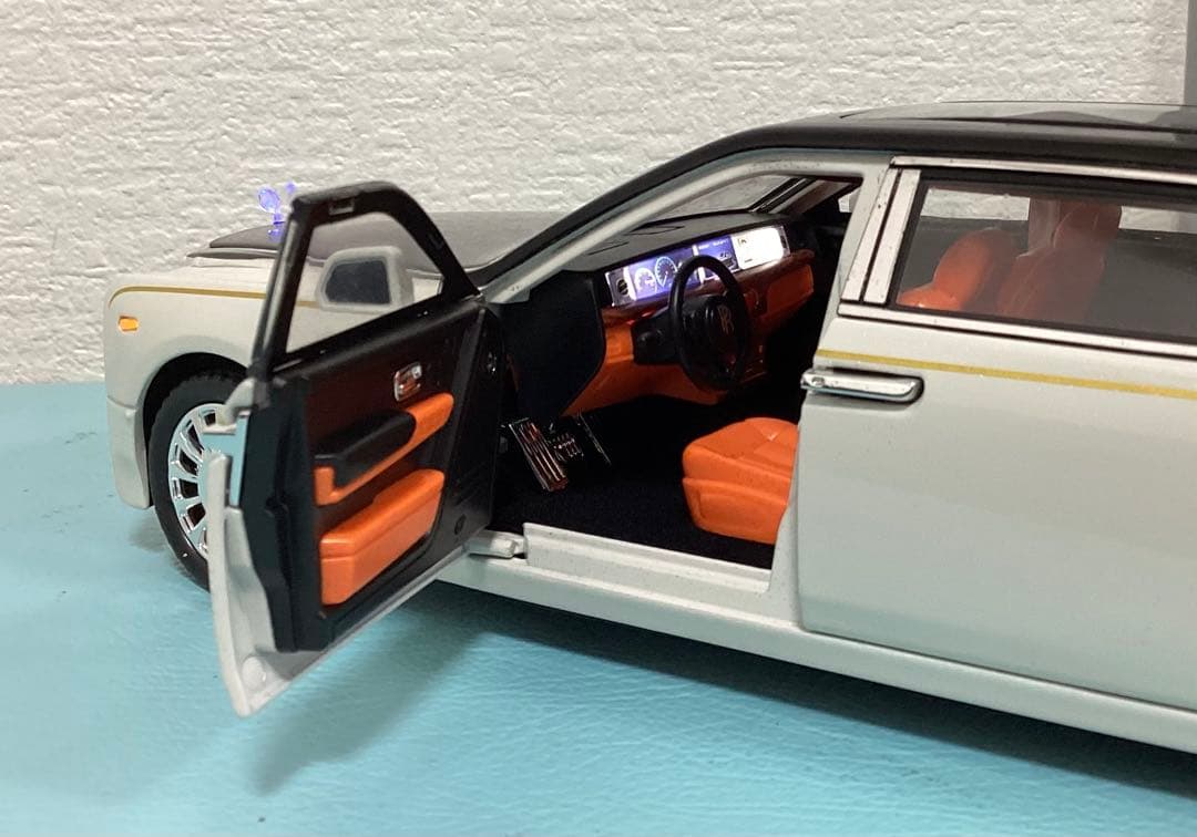 ロールスロイス ファントム ホワイト/ブラック 1/18 電池付