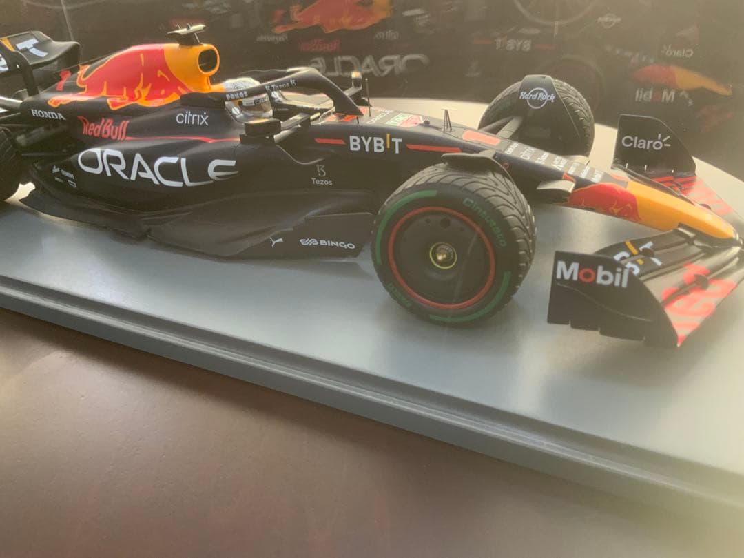 1/18スパークSPARKレッドブルRB18 日本GP仕様フェルスタッペン