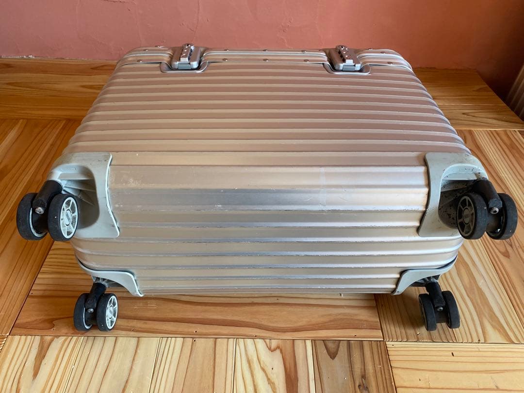 リモワ　パイロット　4輪