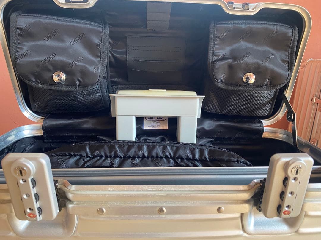 リモワ　パイロット　4輪