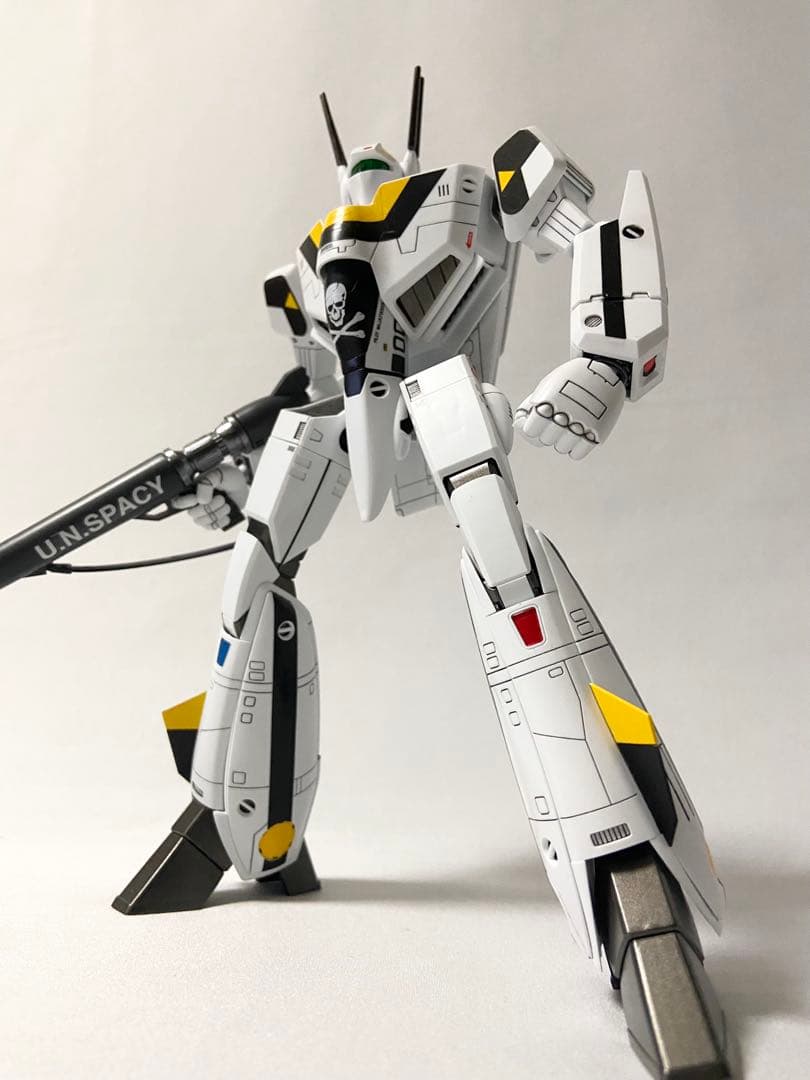 マックスファクトリー 1/72 VF-1S バルキリー ロイ・フォッカー完成品