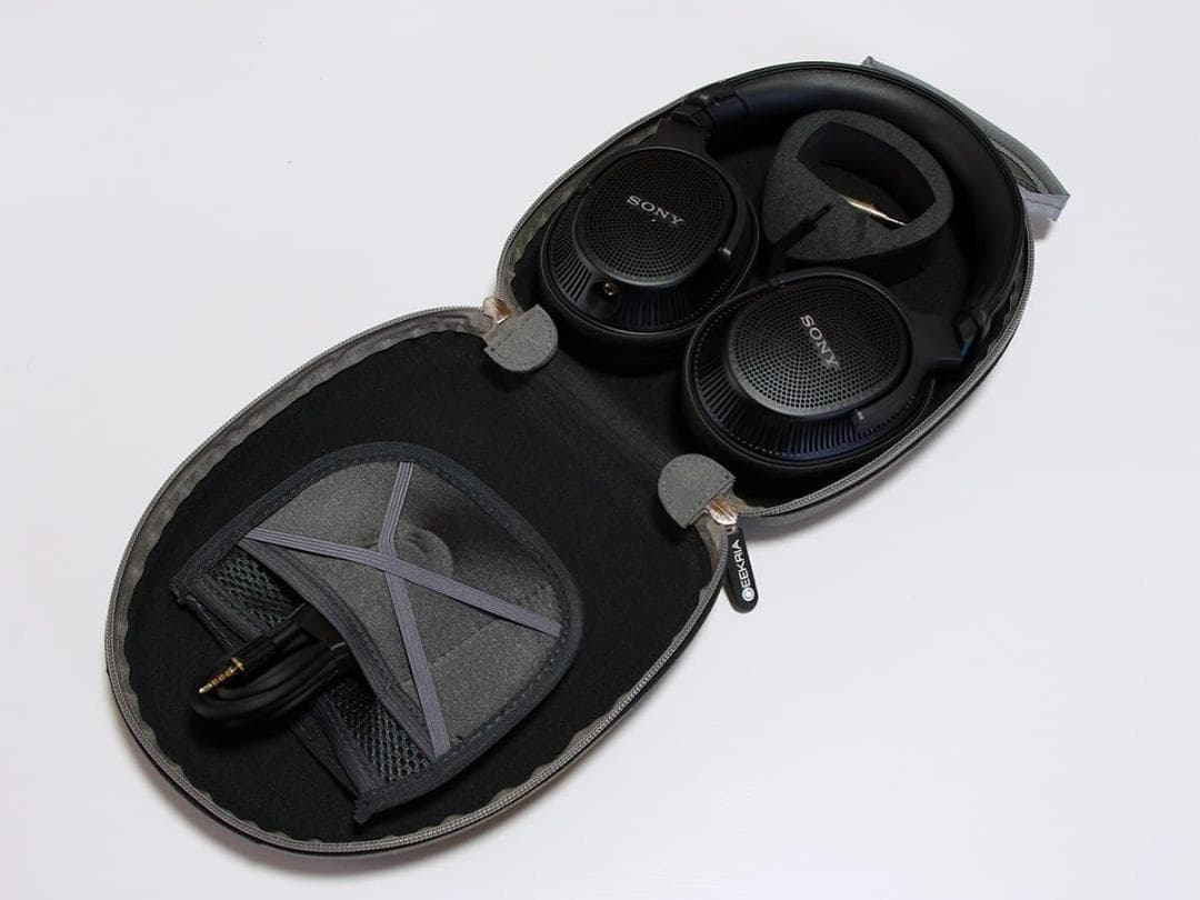 ハードシェルケース 旅行用 ヘッドホンケース 収納ポーチ付き、多機種対応
