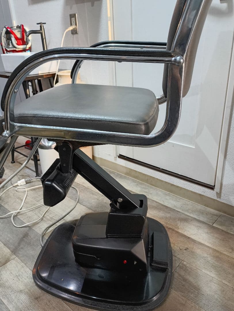 美容室　オオヒロスタイリングチェア