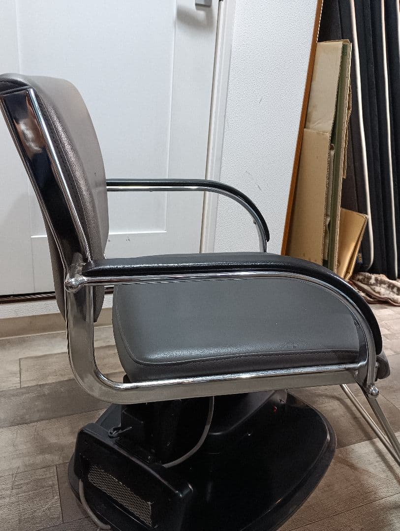 美容室　オオヒロスタイリングチェア