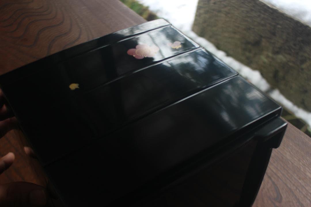 デッドストック！上質内朱黒漆に優美な紅白梅蒔絵の映える三段重（検重箱お重