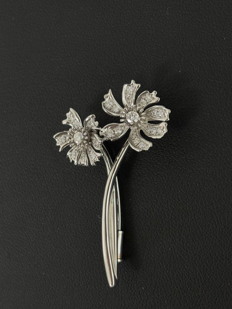 満月　K18WG お花モチーフダイヤモンドブローチ