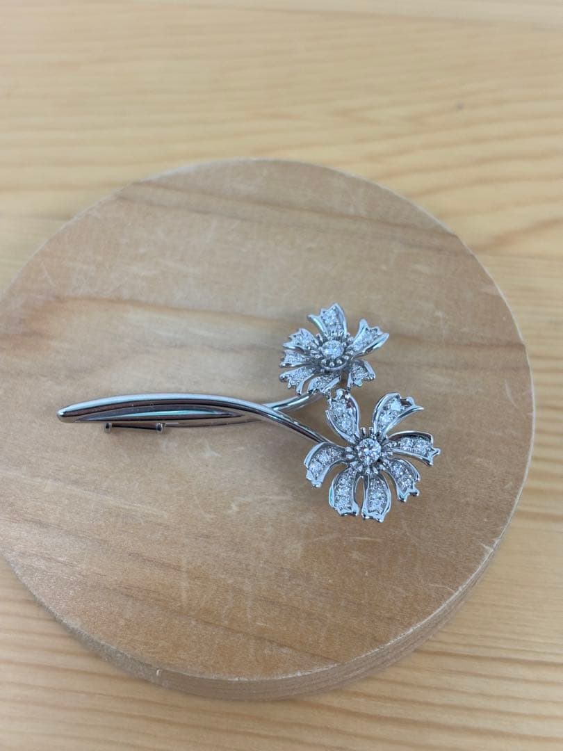 満月　K18WG お花モチーフダイヤモンドブローチ