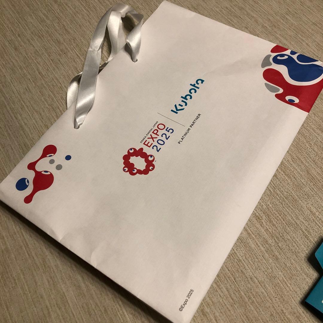 大阪関西万博 未来の都市パビリオン 非売品ピンバッジとキャンディ、ショッパー