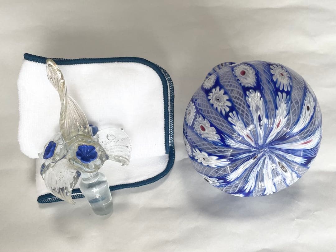 ベネチアングラス、青と白のフラワーモチーフガラスボトル