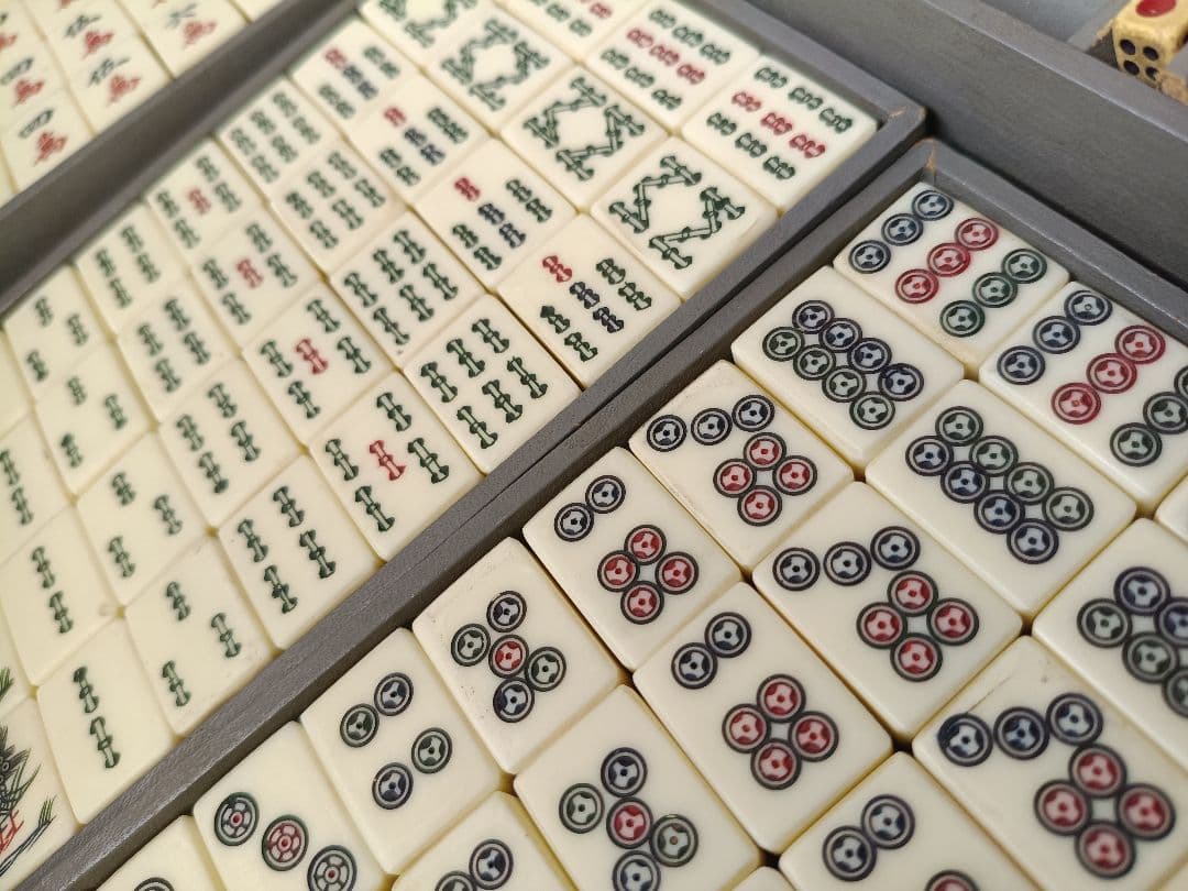 【極上品・完品】麻雀牌 骨牌 背竹 厚牌 職人手彫り 燕尾 昭和レトロ 骨董品