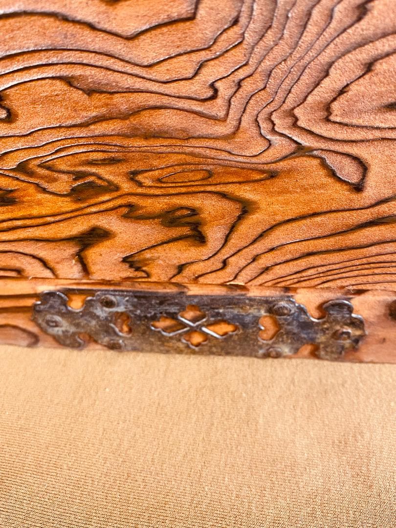 飾り金具を鏨（たがね）加工した　焼き杉の小ダンス