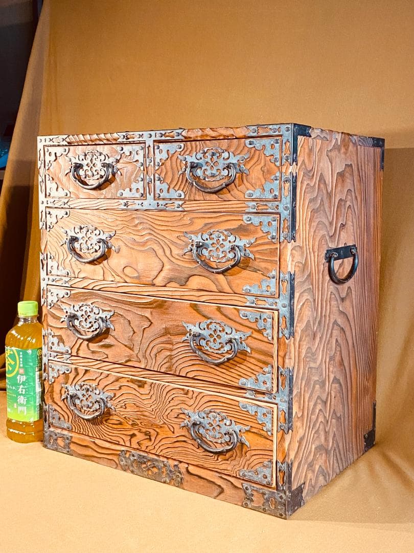 飾り金具を鏨（たがね）加工した　焼き杉の小ダンス