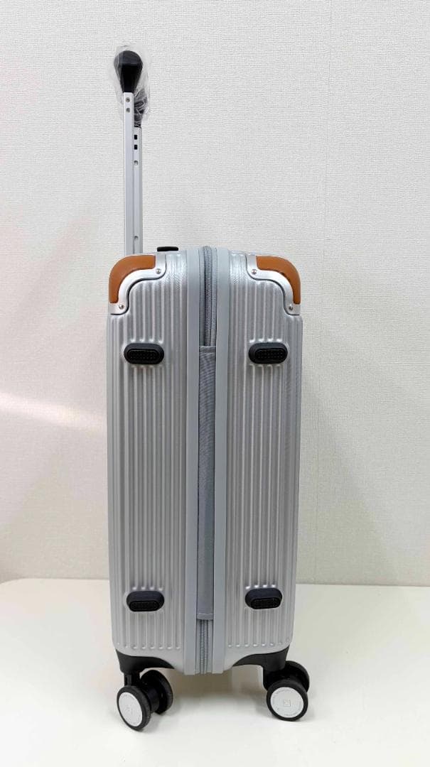 新品 ★ スイスミリタリー スーツケース 38.5L シルバー 機内持込 TSA