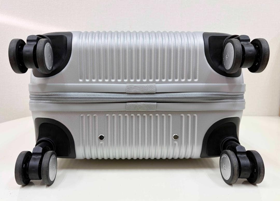 新品 ★ スイスミリタリー スーツケース 38.5L シルバー 機内持込 TSA