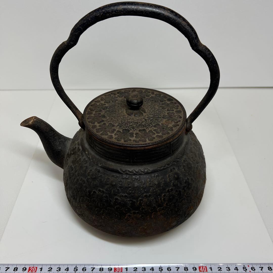 南部鉄瓶　岩鋳　桜尽　2608g 東N7-0902③