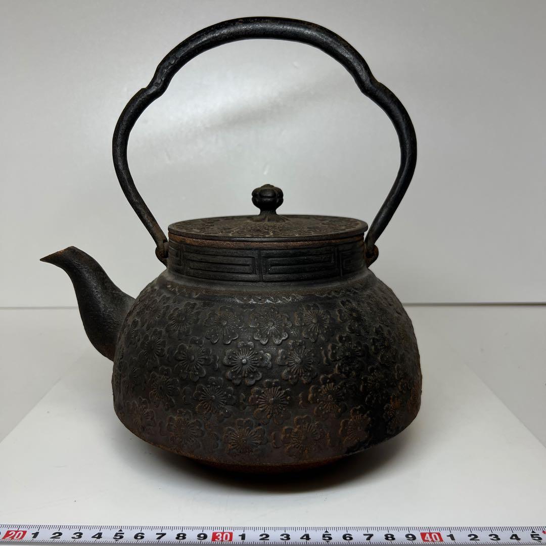 南部鉄瓶　岩鋳　桜尽　2608g 東N7-0902③