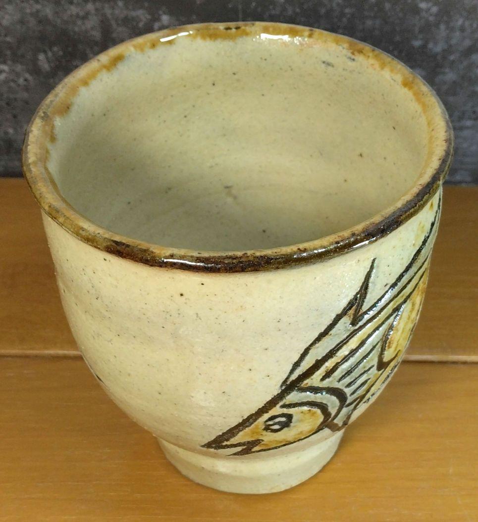 人間国宝 金城次郎 壷屋焼湯呑(笑魚紋湯呑）栞 共箱 美品 壺屋焼 上作