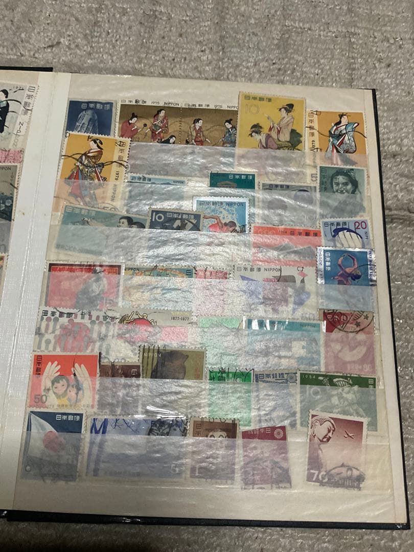 使用済み切手集。写楽、見返り美人等。【外国の切手も混ざっております】。