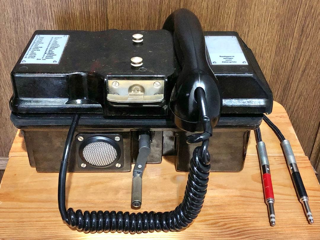 ￼★ドイツ軍放出品 NVA 野戦電話機 FF63S ★ドイツ軍迷彩服のおまけ付き